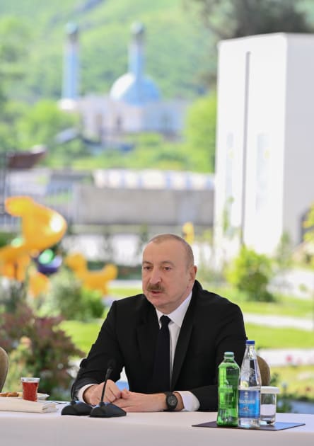 Prezident İlham Əliyev Zəngilan şəhərindəki ilk yaşayış kompleksinə köçən ailələrlə görüşüb - YENİLƏNİB