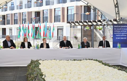 Prezident İlham Əliyev Zəngilan şəhərindəki ilk yaşayış kompleksinə köçən ailələrlə görüşüb - YENİLƏNİB