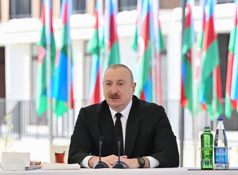 Prezident İlham Əliyev Zəngilan şəhərindəki ilk yaşayış kompleksinə köçən ailələrlə görüşüb - YENİLƏNİB