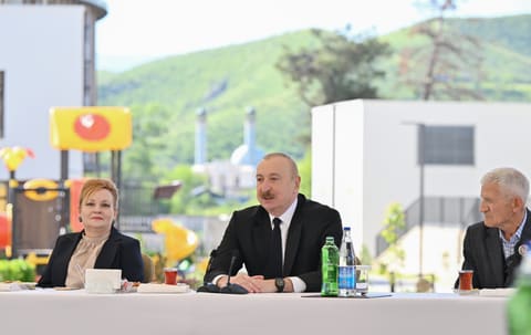 Prezident İlham Əliyev Zəngilan şəhərindəki ilk yaşayış kompleksinə köçən ailələrlə görüşüb - YENİLƏNİB