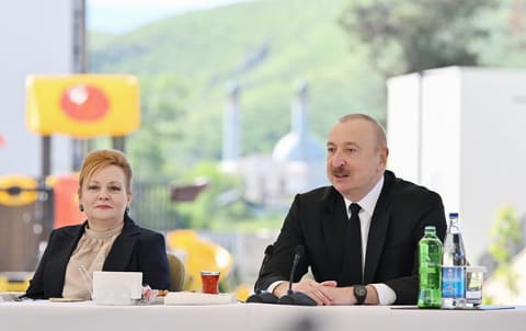 Prezident İlham Əliyev Zəngilan şəhərindəki ilk yaşayış kompleksinə köçən ailələrlə görüşüb - YENİLƏNİB