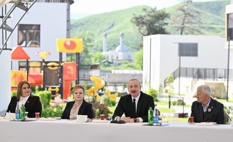 Prezident İlham Əliyev Zəngilan şəhərindəki ilk yaşayış kompleksinə köçən ailələrlə görüşüb - YENİLƏNİB