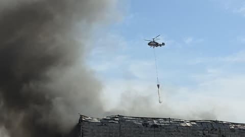  Lökbatanda yanğın baş verən anbarın söndürülməsinə 2 helikopter cəlb olunub  -  YENİLƏNİB 7