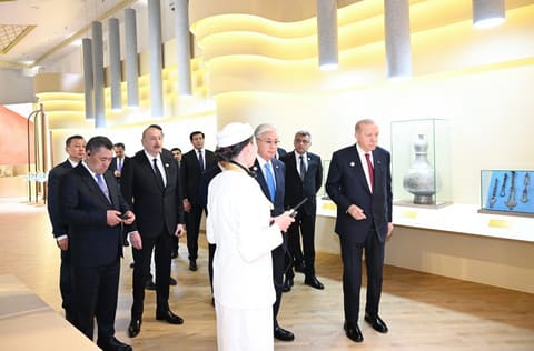  İlham Əliyev və TDT-nin qeyri-rəsmi Zirvə görüşünün digər iştirakçıları Türküstanda bir sıra mədəni məkanlarla tanış olublar