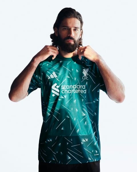 "Liverpul" yeni mövsüm ev formalarını təqdim edib 