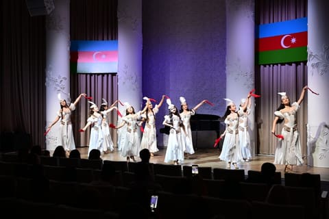 SƏNƏT Uşaq Musiqi və İncəsənət Mərkəzində Müstəqillik Günü münasibətilə konsert təşkil edilib