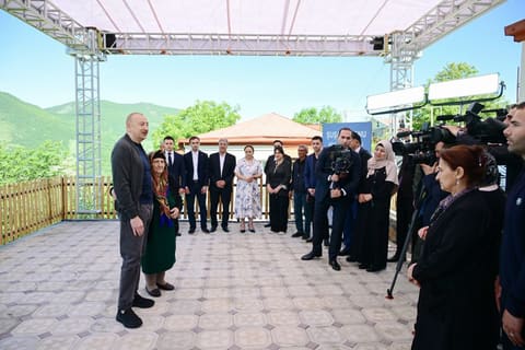 Prezident İlham Əliyev Şuşanın Böyük Qaladərəsi kəndində görülən işlərlə tanış olub, sakinlərlə görüşüb - YENİLƏNİB