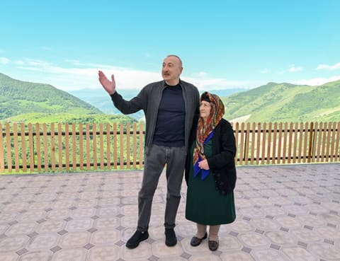 Prezident İlham Əliyev Şuşanın Böyük Qaladərəsi kəndində görülən işlərlə tanış olub, sakinlərlə görüşüb - YENİLƏNİB