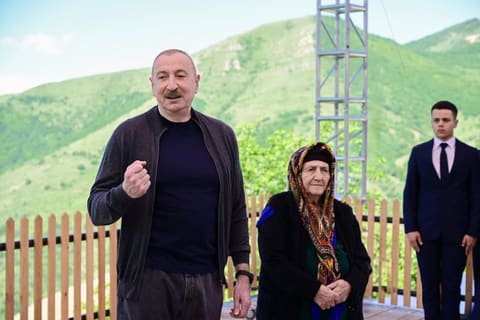 Prezident İlham Əliyev Şuşanın Böyük Qaladərəsi kəndində görülən işlərlə tanış olub, sakinlərlə görüşüb - YENİLƏNİB