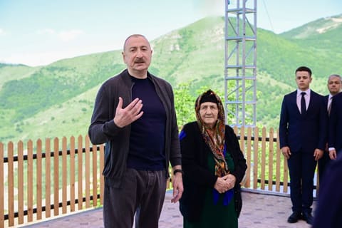 Prezident İlham Əliyev Şuşanın Böyük Qaladərəsi kəndində görülən işlərlə tanış olub, sakinlərlə görüşüb - YENİLƏNİB