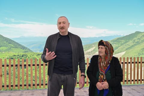 Prezident İlham Əliyev Şuşanın Böyük Qaladərəsi kəndində görülən işlərlə tanış olub, sakinlərlə görüşüb - YENİLƏNİB