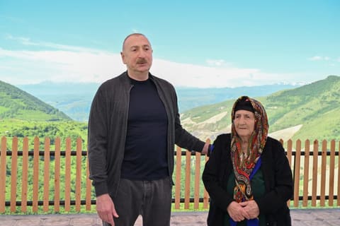 Prezident İlham Əliyev Şuşanın Böyük Qaladərəsi kəndində görülən işlərlə tanış olub, sakinlərlə görüşüb - YENİLƏNİB
