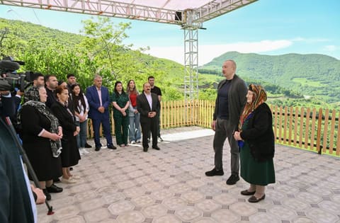 Prezident İlham Əliyev Şuşanın Böyük Qaladərəsi kəndində görülən işlərlə tanış olub, sakinlərlə görüşüb - YENİLƏNİB