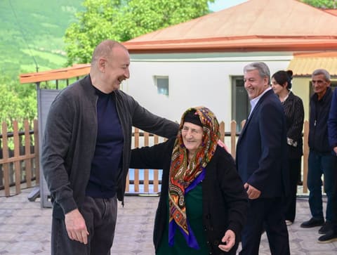 Prezident İlham Əliyev Şuşanın Böyük Qaladərəsi kəndində görülən işlərlə tanış olub, sakinlərlə görüşüb - YENİLƏNİB