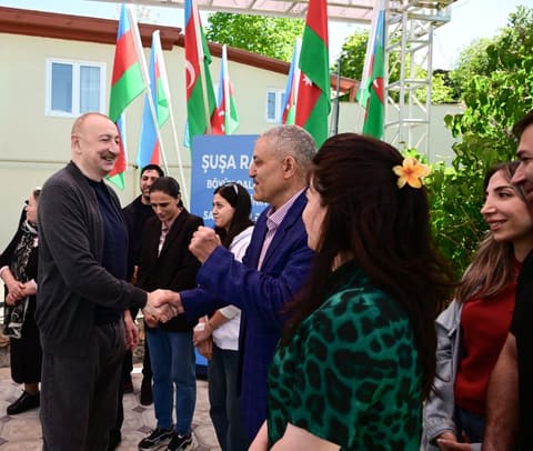 Prezident İlham Əliyev Şuşanın Böyük Qaladərəsi kəndində görülən işlərlə tanış olub, sakinlərlə görüşüb - YENİLƏNİB