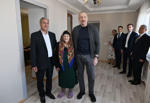 Prezident İlham Əliyev Şuşanın Böyük Qaladərəsi kəndində görülən işlərlə tanış olub, sakinlərlə görüşüb - YENİLƏNİB