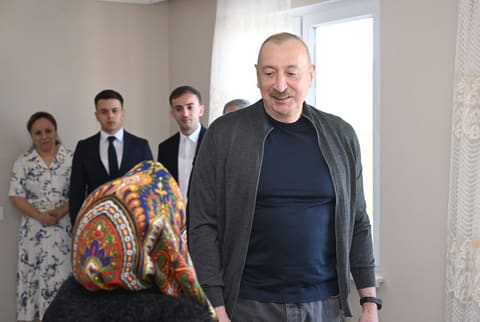 Prezident İlham Əliyev Şuşanın Böyük Qaladərəsi kəndində görülən işlərlə tanış olub, sakinlərlə görüşüb - YENİLƏNİB
