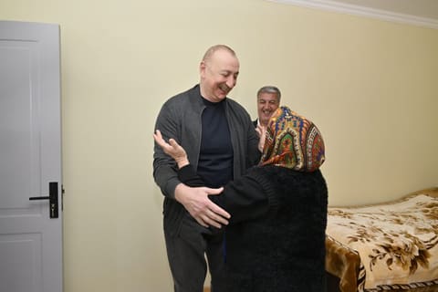 Prezident İlham Əliyev Şuşanın Böyük Qaladərəsi kəndində görülən işlərlə tanış olub, sakinlərlə görüşüb - YENİLƏNİB