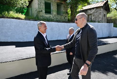 Prezident İlham Əliyev Şuşanın Böyük Qaladərəsi kəndində görülən işlərlə tanış olub, sakinlərlə görüşüb - YENİLƏNİB