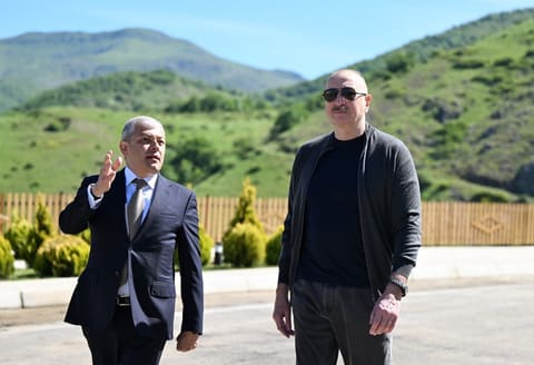 Prezident İlham Əliyev Şuşanın Böyük Qaladərəsi kəndində görülən işlərlə tanış olub, sakinlərlə görüşüb - YENİLƏNİB