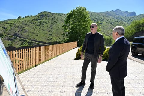 Prezident İlham Əliyev Şuşanın Böyük Qaladərəsi kəndində görülən işlərlə tanış olub, sakinlərlə görüşüb - YENİLƏNİB