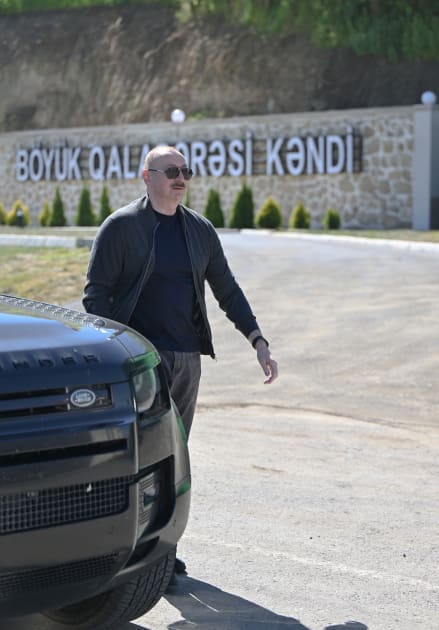 Prezident İlham Əliyev Şuşanın Böyük Qaladərəsi kəndində görülən işlərlə tanış olub, sakinlərlə görüşüb - YENİLƏNİB