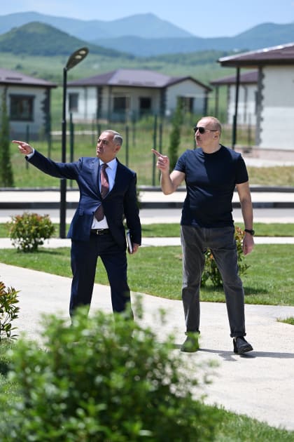 Prezident İlham Əliyev Xocalıda hərbi qulluqçular üçün nəzərdə tutulan fərdi evlərdə yaradılmış şəraitlə tanış olub