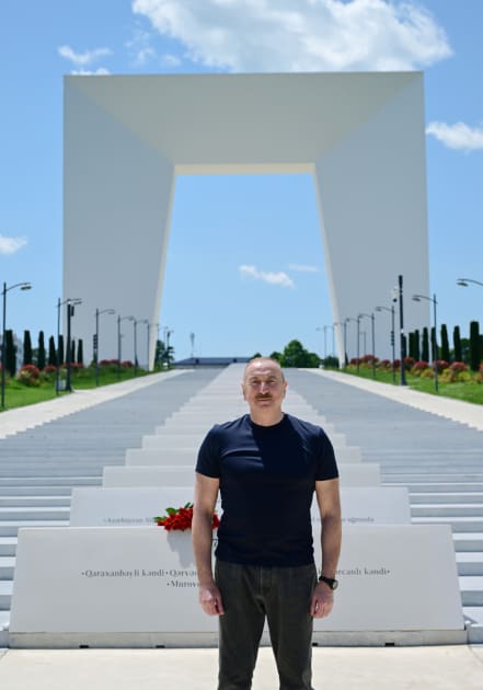 Prezident İlham Əliyev Xankəndi şəhərində Zəfər tağının önünə gül dəstələri düzüb