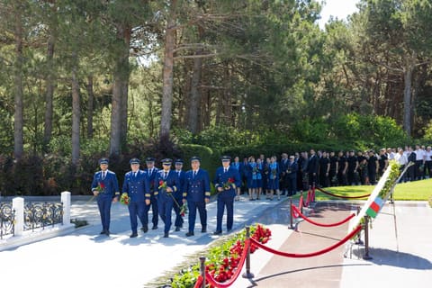 AZAL kollektivi və mülki aviasiyanın digər nümayəndələri Fəxri xiyabanı ziyarət edib