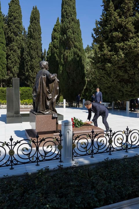 AZAL kollektivi və mülki aviasiyanın digər nümayəndələri Fəxri xiyabanı ziyarət edib