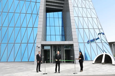İlham Əliyev Mərkəzi Bankın yeni binasının açılışında iştirak edib 