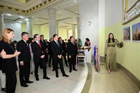 Türkmənistan Dövlət Təsviri Sənət Muzeyində “Azərbaycan milli irsinin inciləri” adlı sərginin açılışı keçirilib