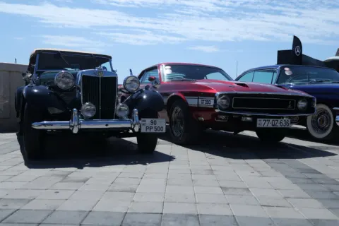 Bakı bulvarında klassik və sürət avtomobillərinin festivalı keçirilir - Fotolar
