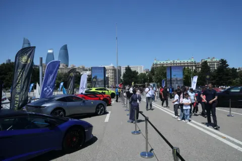 Bakı bulvarında klassik və sürət avtomobillərinin festivalı keçirilir - Fotolar
