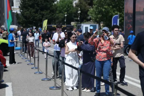Bakı bulvarında klassik və sürət avtomobillərinin festivalı keçirilir - Fotolar
