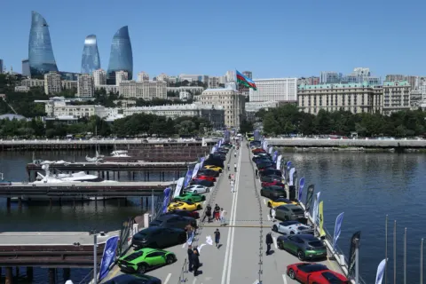 Bakı bulvarında klassik və sürət avtomobillərinin festivalı keçirilir - Fotolar