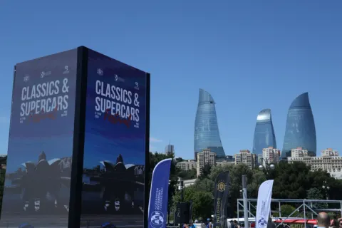 Bakı bulvarında klassik və sürət avtomobillərinin festivalı keçirilir - Fotolar