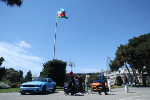 Bakı bulvarında klassik və sürət avtomobillərinin festivalı keçirilir - Fotolar