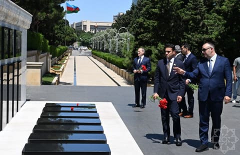 ABŞ Konqresinin nümayəndə heyəti Şəhidlər xiyabanını ziyarət edib