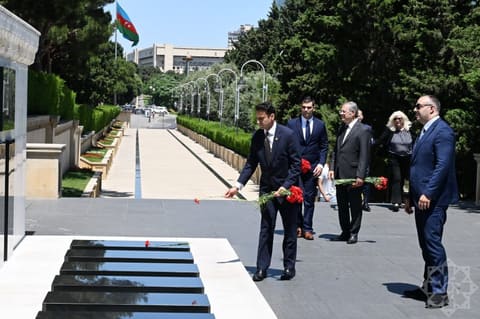 ABŞ Konqresinin nümayəndə heyəti Şəhidlər xiyabanını ziyarət edib