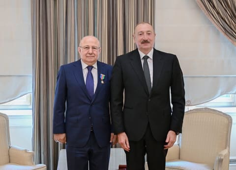 İlham Əliyev Dağıstanın tanınmış ictimai-siyasi xadimi Qurban Qurbanova “Dostluq” ordenini təqdim edib