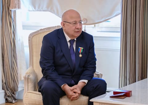 İlham Əliyev Dağıstanın tanınmış ictimai-siyasi xadimi Qurban Qurbanova “Dostluq” ordenini təqdim edib