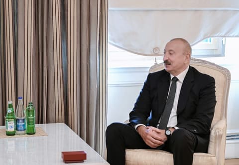 İlham Əliyev Dağıstanın tanınmış ictimai-siyasi xadimi Qurban Qurbanova “Dostluq” ordenini təqdim edib