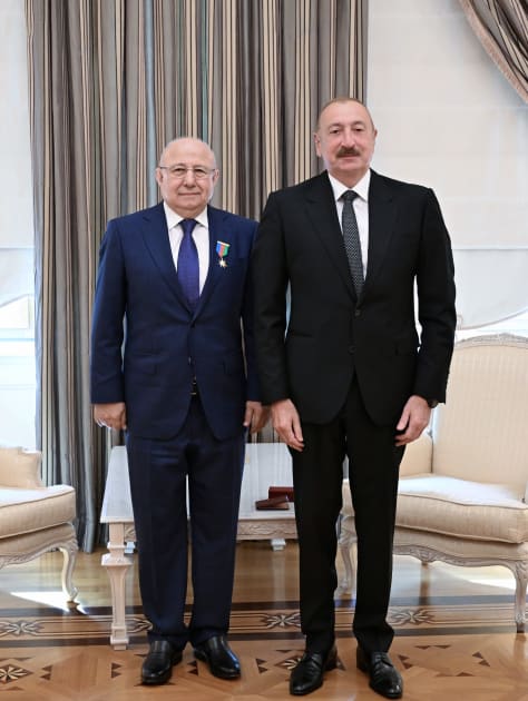 İlham Əliyev Dağıstanın tanınmış ictimai-siyasi xadimi Qurban Qurbanova “Dostluq” ordenini təqdim edib