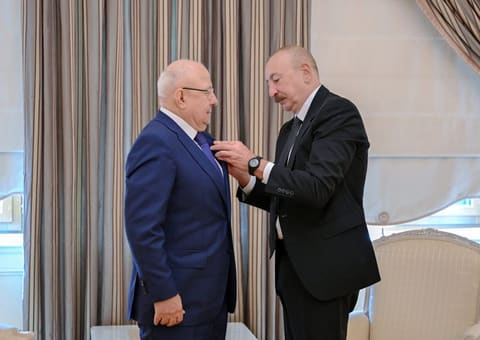İlham Əliyev Dağıstanın tanınmış ictimai-siyasi xadimi Qurban Qurbanova “Dostluq” ordenini təqdim edib