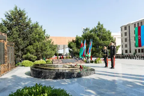 Vilayət Eyvazov məzunlara diplomları təqdim edib- Fotolar - Video