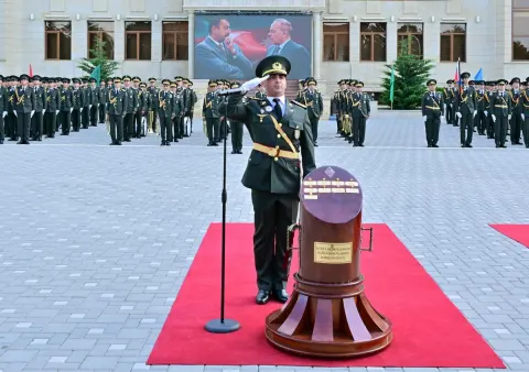 Vilayət Eyvazov məzunlara diplomları təqdim edib- Fotolar - Video
