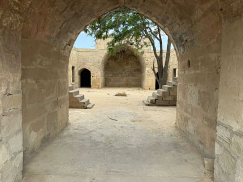 Tarixi karvansaraya qanunsuz müdaxilənin qarşısı alınıb