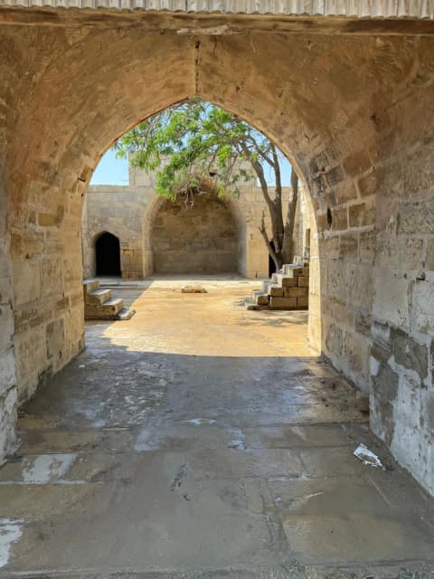 Tarixi karvansaraya qanunsuz müdaxilənin qarşısı alınıb