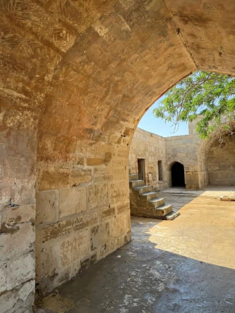 Tarixi karvansaraya qanunsuz müdaxilənin qarşısı alınıb